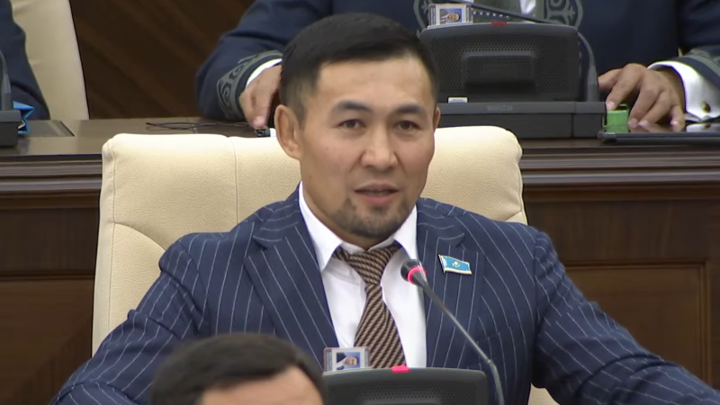 Депутат Назаров поздравил маму на заседании Мажилиса: личные ценности в политике