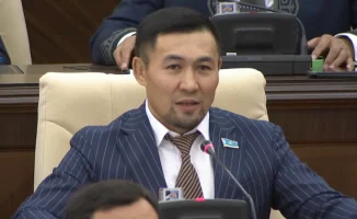 Депутат Назаров поздравил маму на заседании Мажилиса: личные ценности в политике