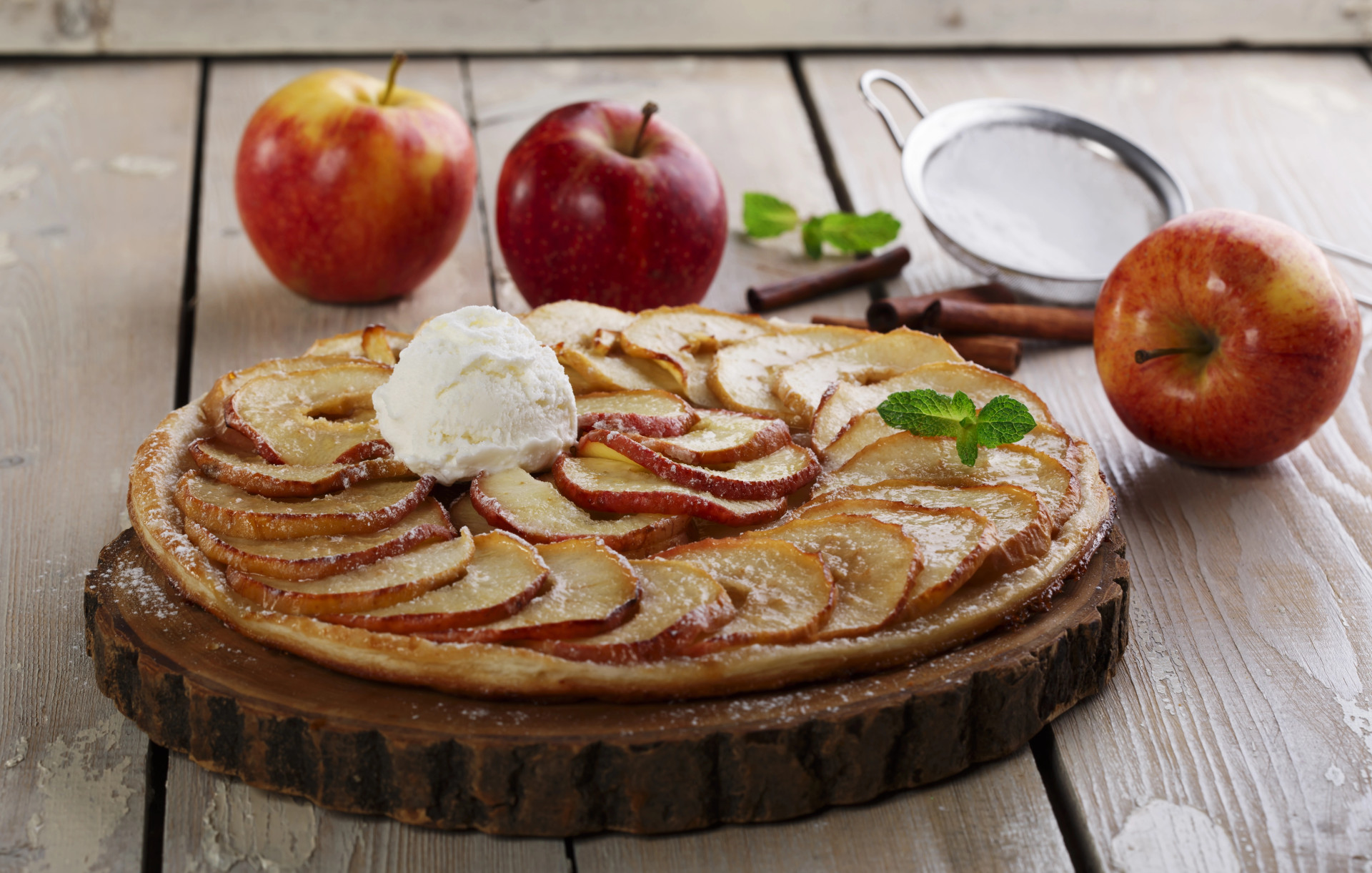 Пирог шарлотка. Для приготовления нужны всего три базовых ингредиента: яйца, сахар и мука, плюс яблоки. Совет от кулинаров — использовать кислые сорта яблок.