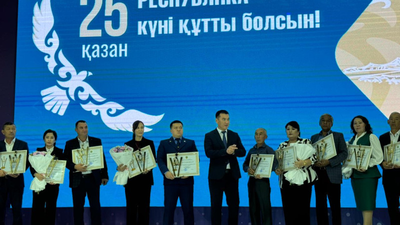 Шымкент празднует День Республики: международный концерт в Енбекшинском районе