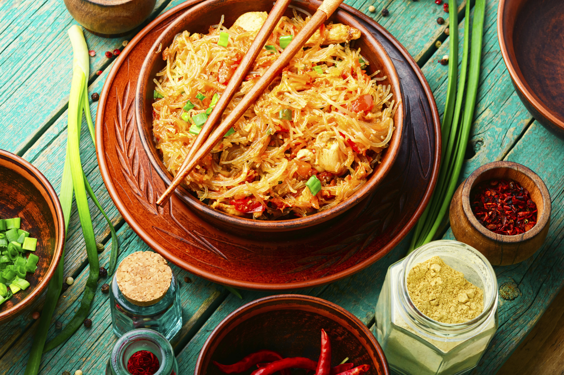 Салат с фунчозой, курицей и овощами