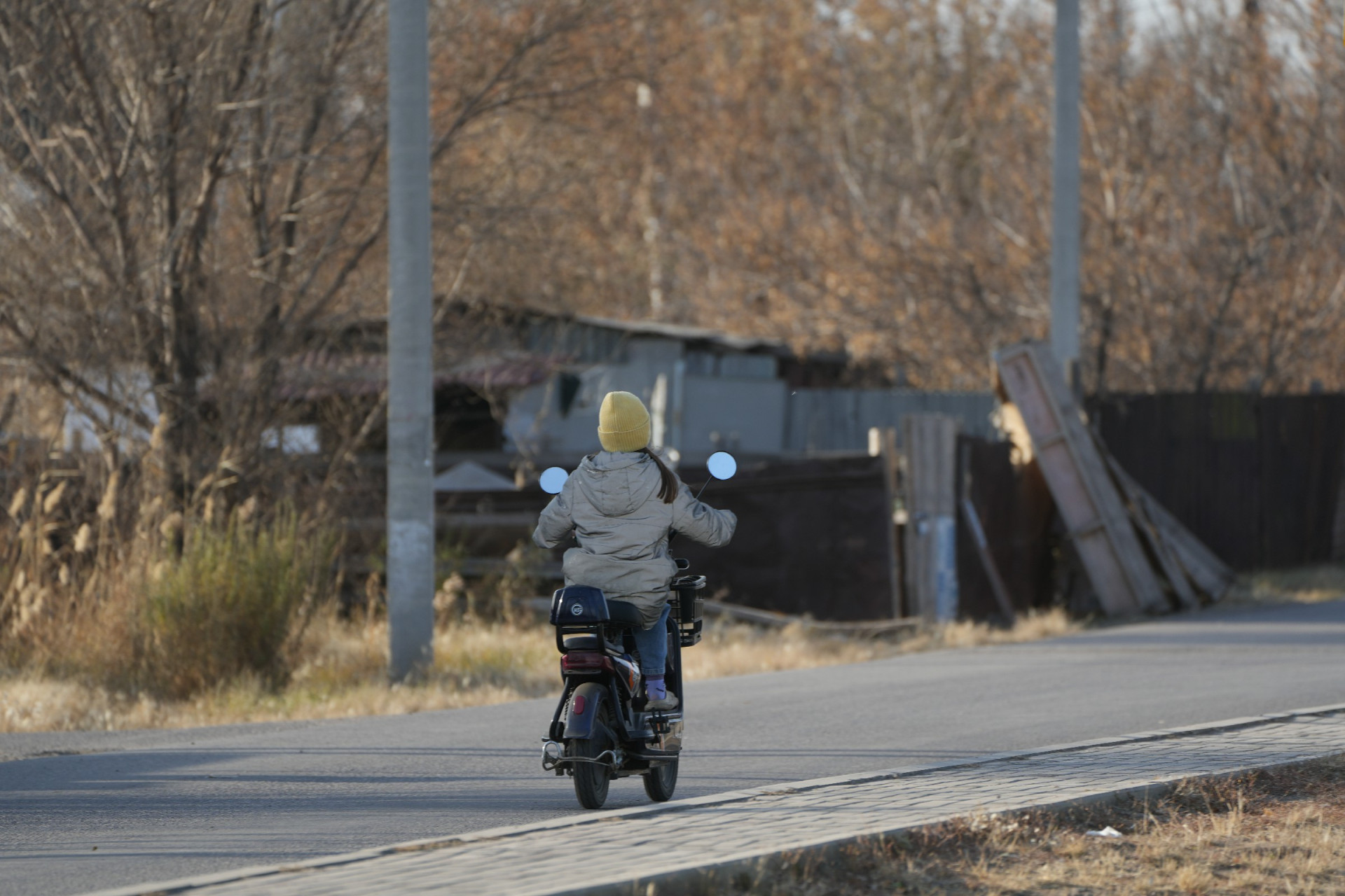Девочка на мопеде, район СМП, Астана 