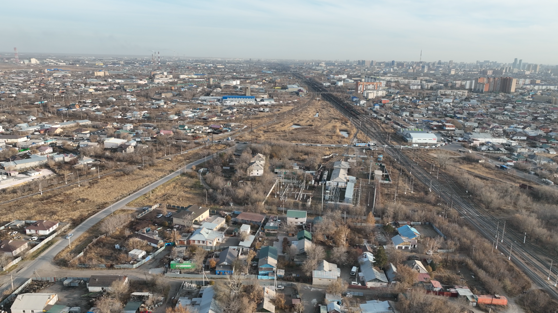 Район СМП, рельсы, дорога, съёмка с дрона 