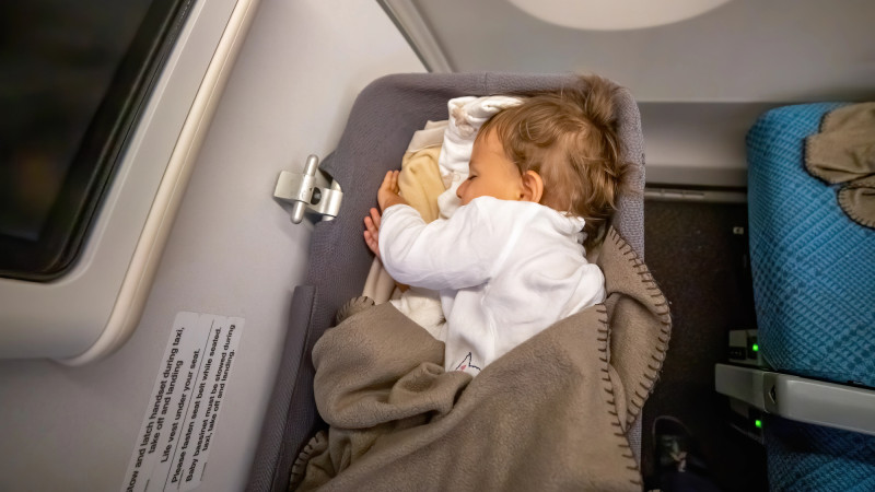 Взлетая к облакам: как сделать первый полёт с малышом без стресса