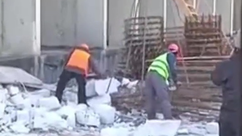 Трое строителей упали с высоты 5-го этажа в Астане: врачи сообщили о состоянии пострадавших