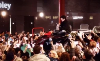 Димаш Кудайберген забрался на крышу машины после концерта в Лондоне