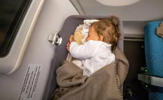 Взлетая к облакам: как сделать первый полёт с малышом без стресса