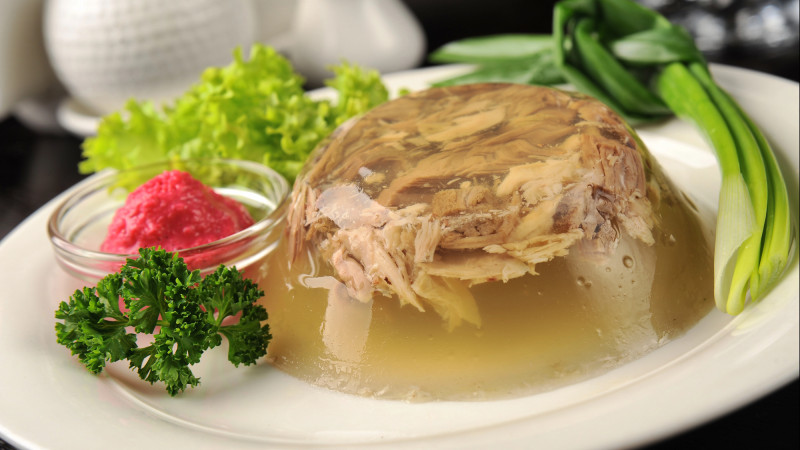 Зима в разгаре: домашний холодец из конины и говядины готовится!