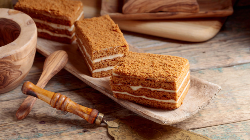 Медовик: популярный торт с ароматом меда и нежным кремом
