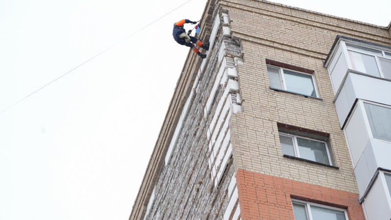 В Астане всех пострадавших от обрушения облицовки жилого дома выписали