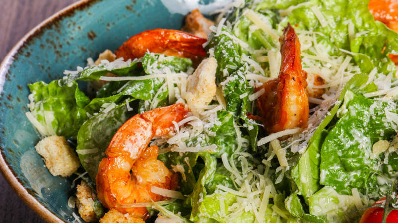 Новый взгляд на классический 'Цезарь': 3 необычных рецепта для праздника!