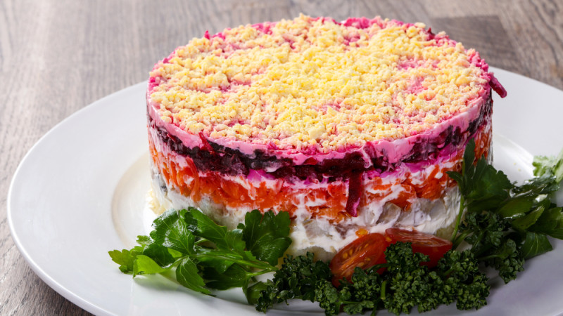 Новый взгляд на традиции: необычные варианты 'Сельди под шубой' меняют новогодние застолья в Казахстане