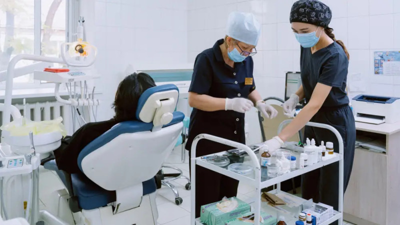 ОСМС 2026: стабильность под парашютом, взносы не растут, но остаются в небе