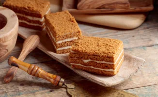 Медовик: популярный торт с ароматом меда и нежным кремом