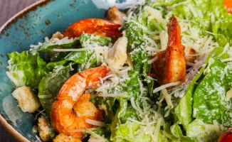 Новый взгляд на классический 'Цезарь': 3 необычных рецепта для праздника!