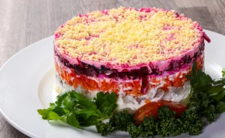 Новый взгляд на традиции: необычные варианты 'Сельди под шубой' меняют новогодние застолья в Казахстане