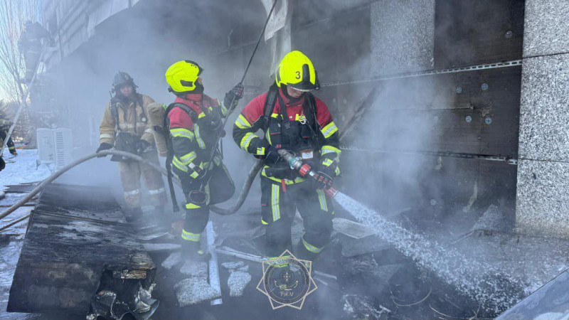 В Астане ресторан вспыхнул: огнеборцы на страже!