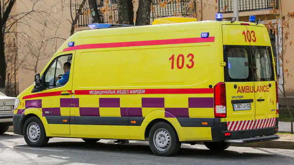 Алматинка пожаловалась на отказ скорой нести пациента до кареты