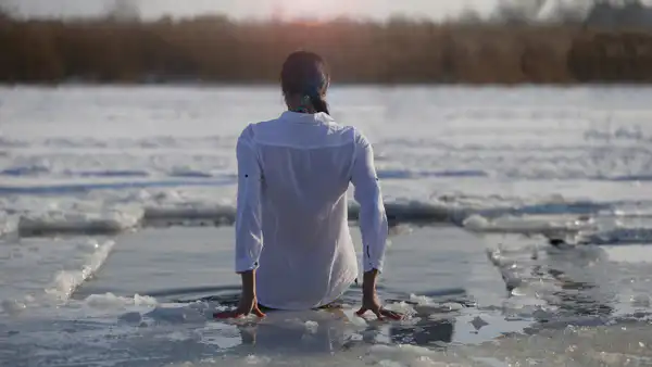 Казахстанцы делятся опытом крещенских купаний: холод как символ силы и перезагрузки