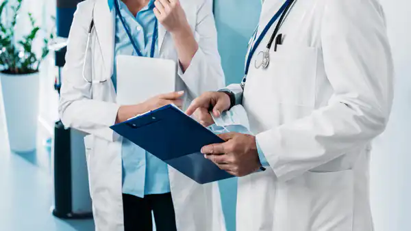 Дефицит врачей в регионах: депутат требует прозрачности в выплатах молодым специалистам