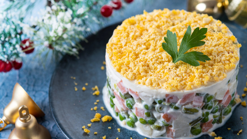 Салат "Нежный": классика и 4 уникальных варианта для международного Нового года