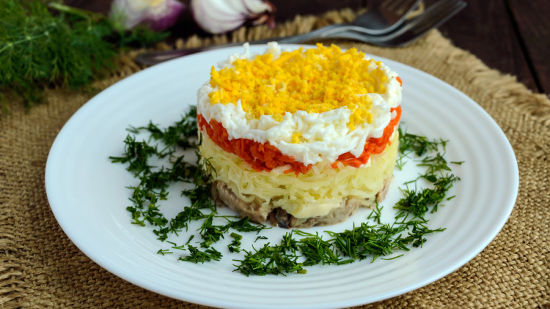 Праздничный салат 'Мимоза': вкусный символ новогоднего стола