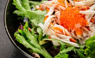 Крабовый салат: новогодний шедевр, который объединяет традиции и креатив