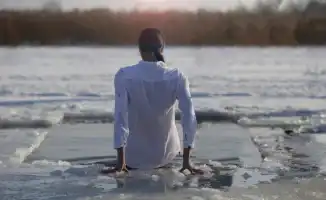 Казахстанцы делятся опытом крещенских купаний: холод как символ силы и перезагрузки