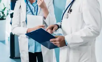 Дефицит врачей в регионах: депутат требует прозрачности в выплатах молодым специалистам