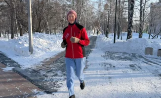 75-летняя марафонка из Казахстана вдохновляет на активное долголетие, преодолевая морозы и стереотипы