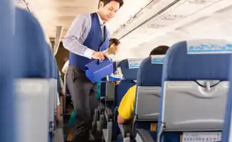 Научные исследования подтвердили опасность воды в самолетах: здоровье пассажиров под угрозой