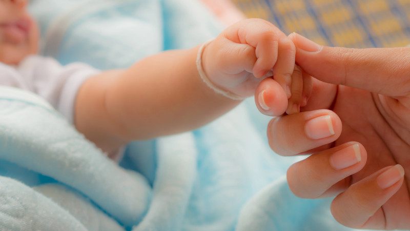 Чудо материнства: жизнь, подаренная через пересадку от донора в сердце Англии