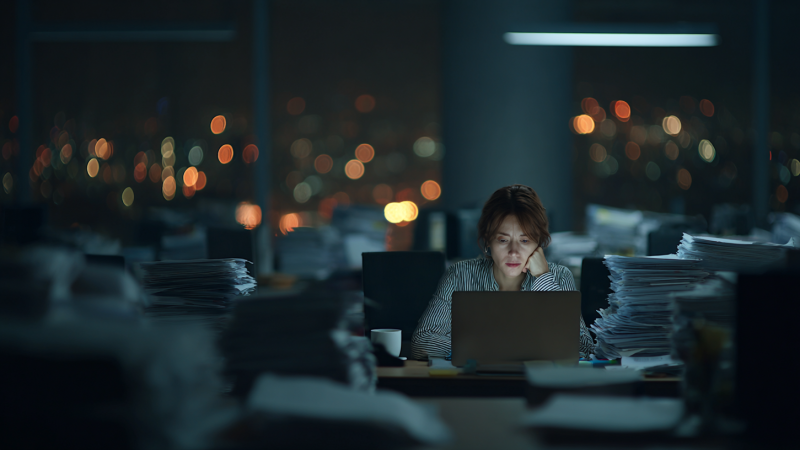 Казахстан: Ночные офисные будни и деловая культура переработок в Алматы