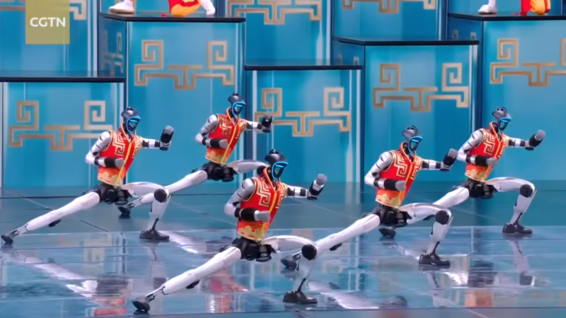 Роботы с нунчаками против мастеров: битва на сцене!