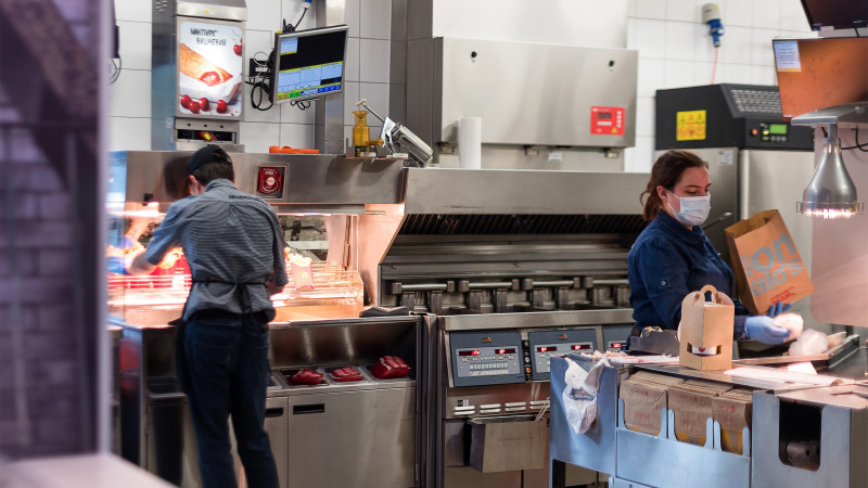 Скандал в Алматы: увольнение сотрудника с аутизмом в Burger King