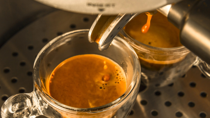 Утренний кофе: привычка, усиливающая обезвоживание и влияющая на здоровье