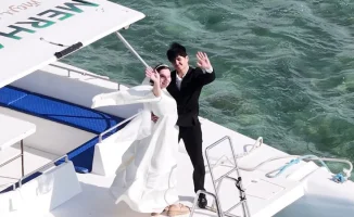 Молодожёны прибыли на референдум на катере по Каспию