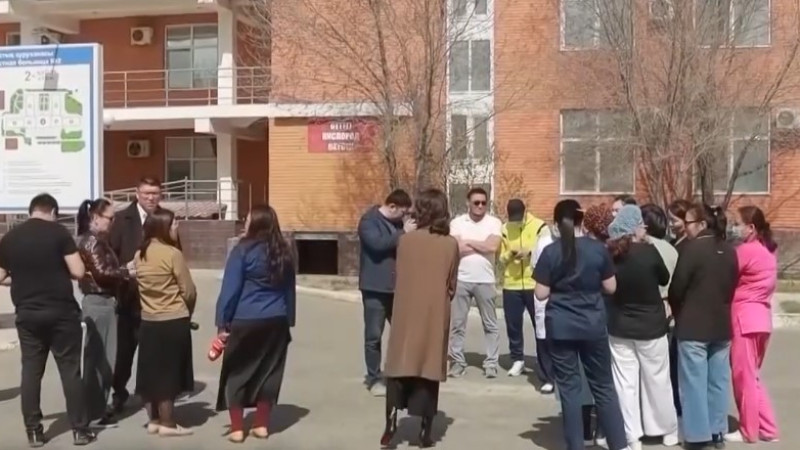 Атырауские медики требуют надбавки за работу с инфекциями